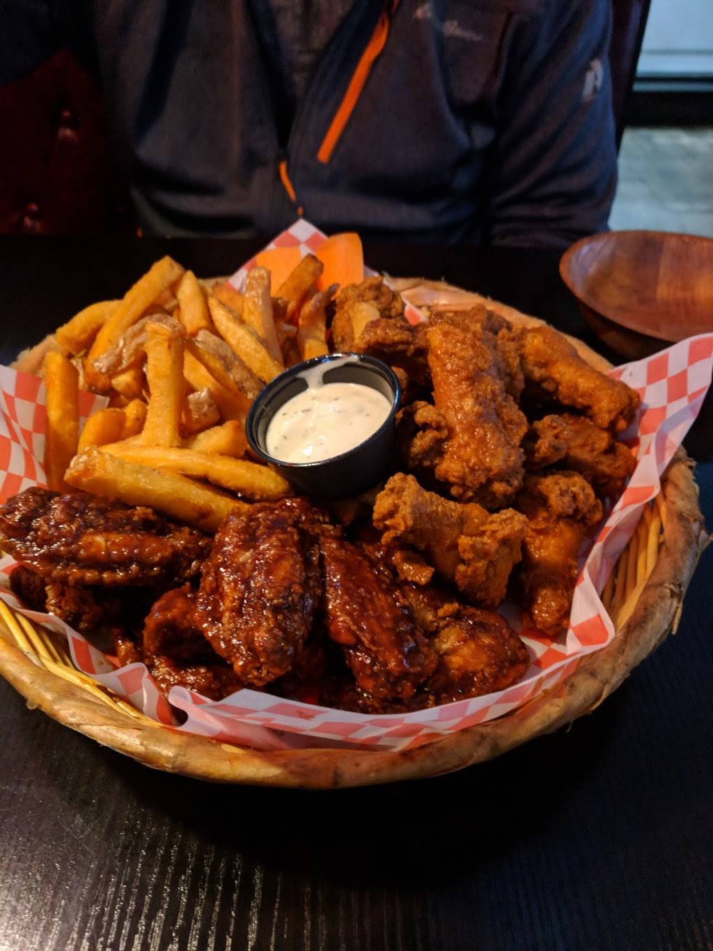 Hoops Sports Bar & Grill | restaurant | 4207 Keele St, North York, ON M3J 3T8, Canada | 4166614667 OR +1 416-661-4667