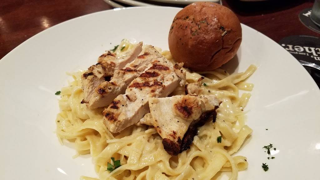 Houlihans | restaurant | Prestonwood Houlihan’s, 5225 Belt Line Rd #220, Dallas, TX 75254, USA | 9723860689 OR +1 972-386-0689