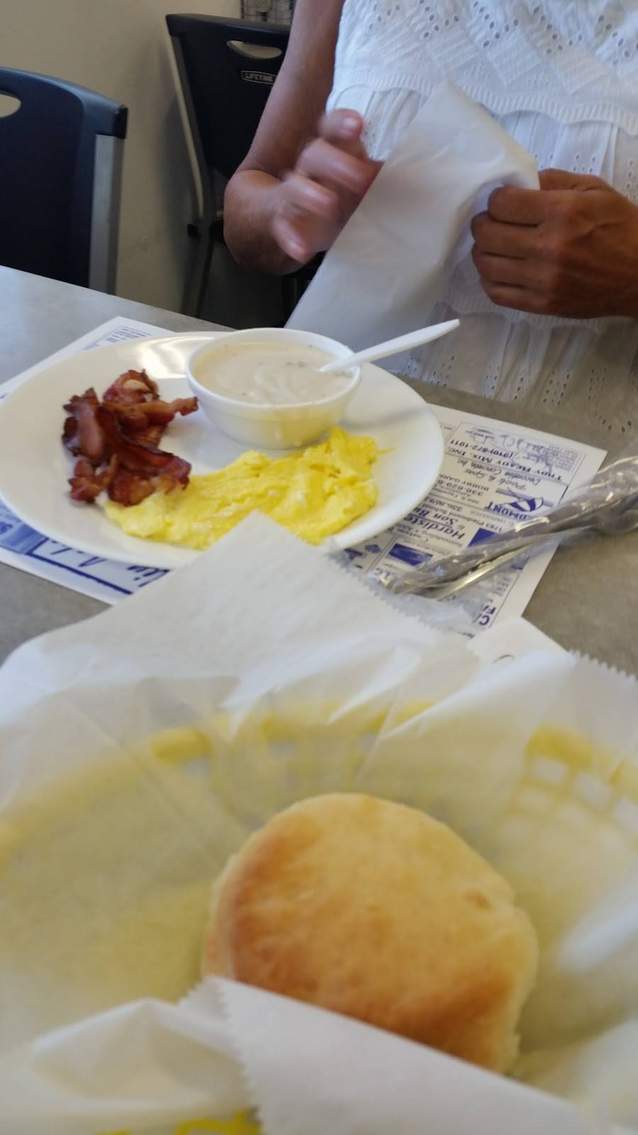 Badin Lake Family Restaurant | restaurant | 2507 Blaine Rd, New London, NC 28127, USA | 3364612660 OR +1 336-461-2660