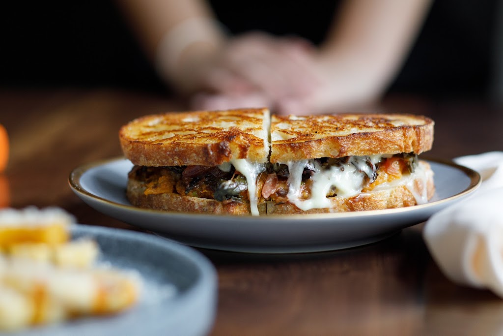 Oggies | restaurant | 411 E Mason St, Milwaukee, WI 53202, USA | 4142253260 OR +1 414-225-3260