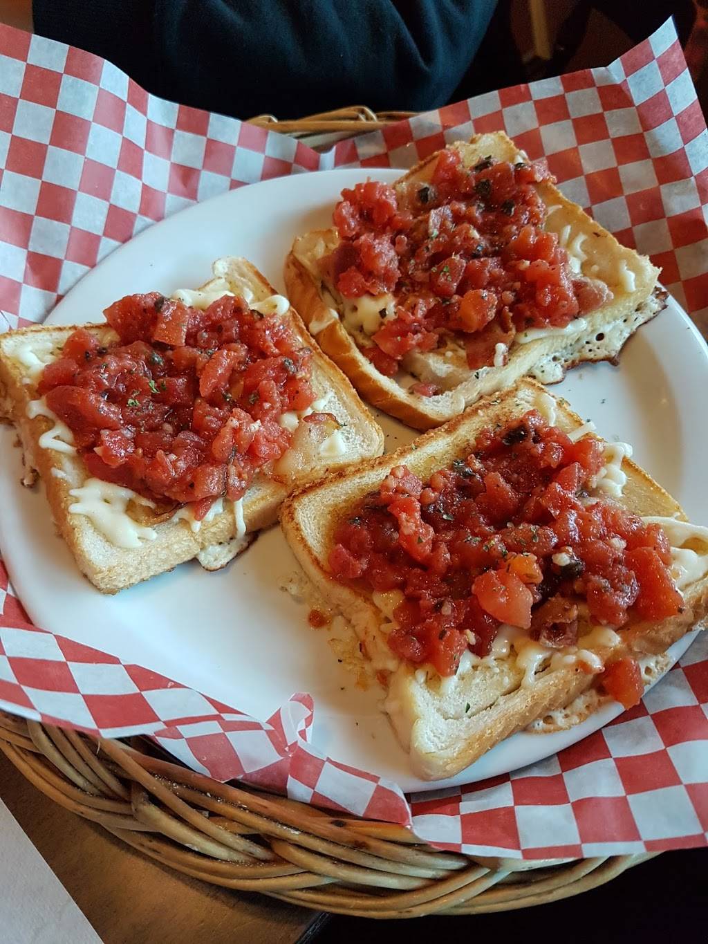 The Car Barn | restaurant | 23 Talbot Rd E, Tilbury, ON N0P 2L0, Canada | 5198254946 OR +1 519-825-4946