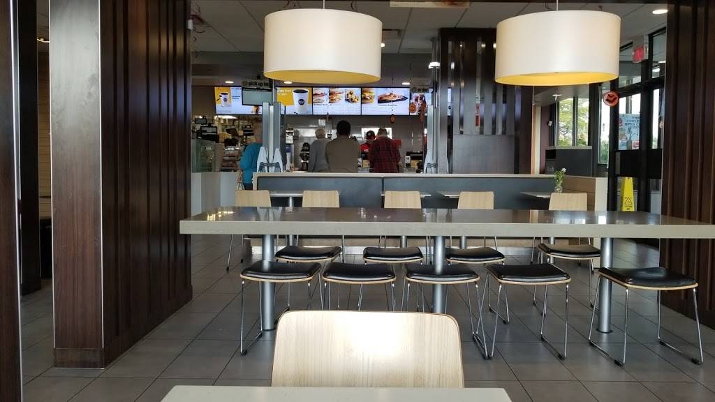 McDonalds | cafe | 516 N River Rd, Naperville, IL 60540, USA | 6307789919 OR +1 630-778-9919