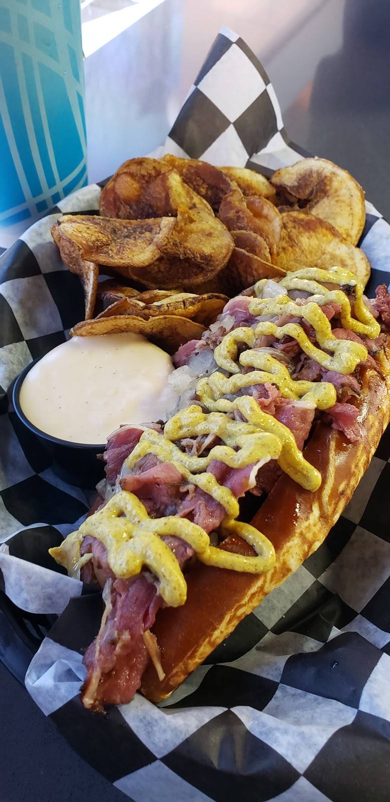 Graffiti Dogs | restaurant | 1002 10th St, Modesto, CA 95354, USA | 2092389990 OR +1 209-238-9990