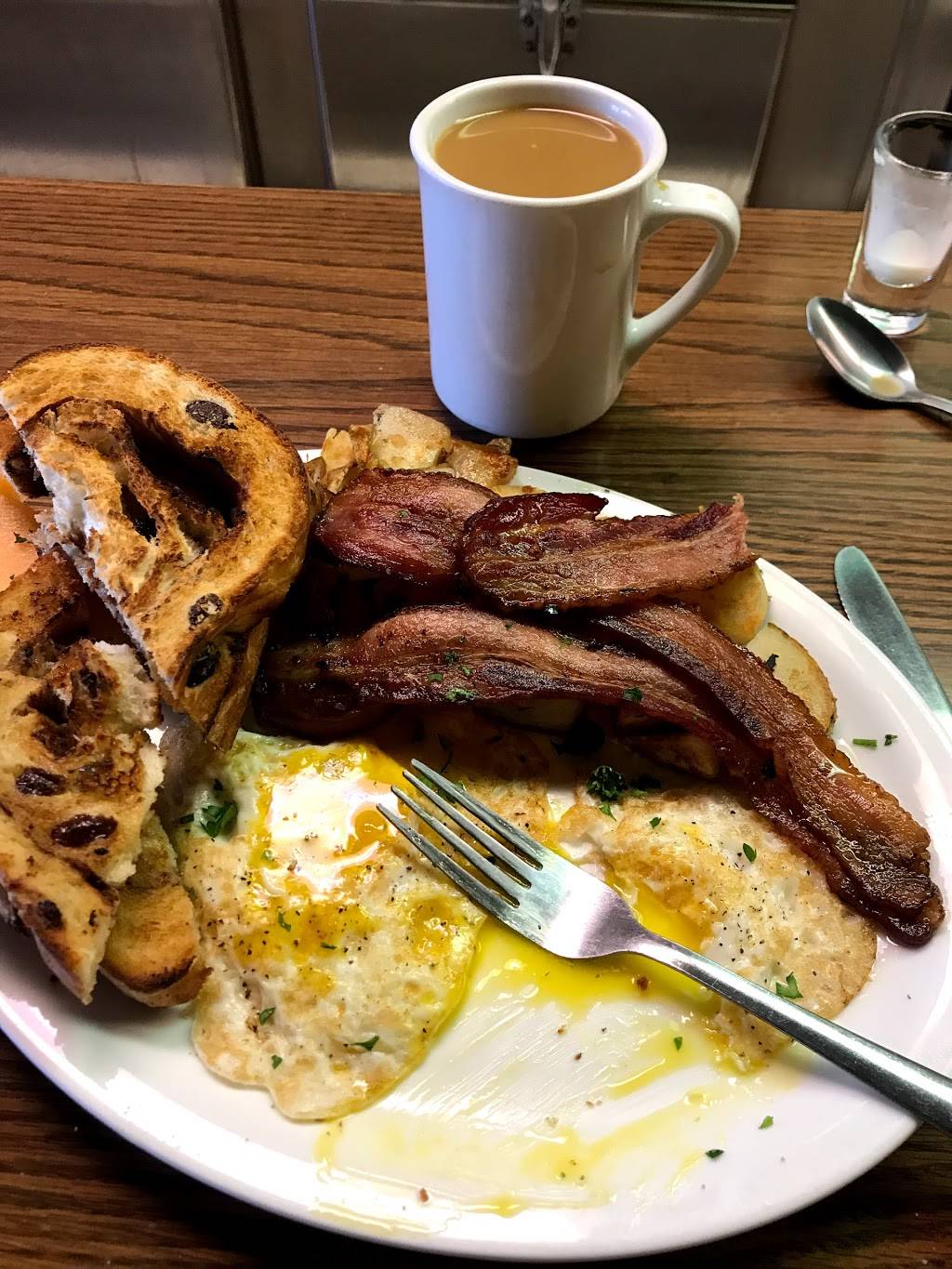 The Regal Diner | restaurant | 5924 Main St, Niagara Falls, ON L2G 5Z8, Canada | 9053518655 OR +1 905-351-8655