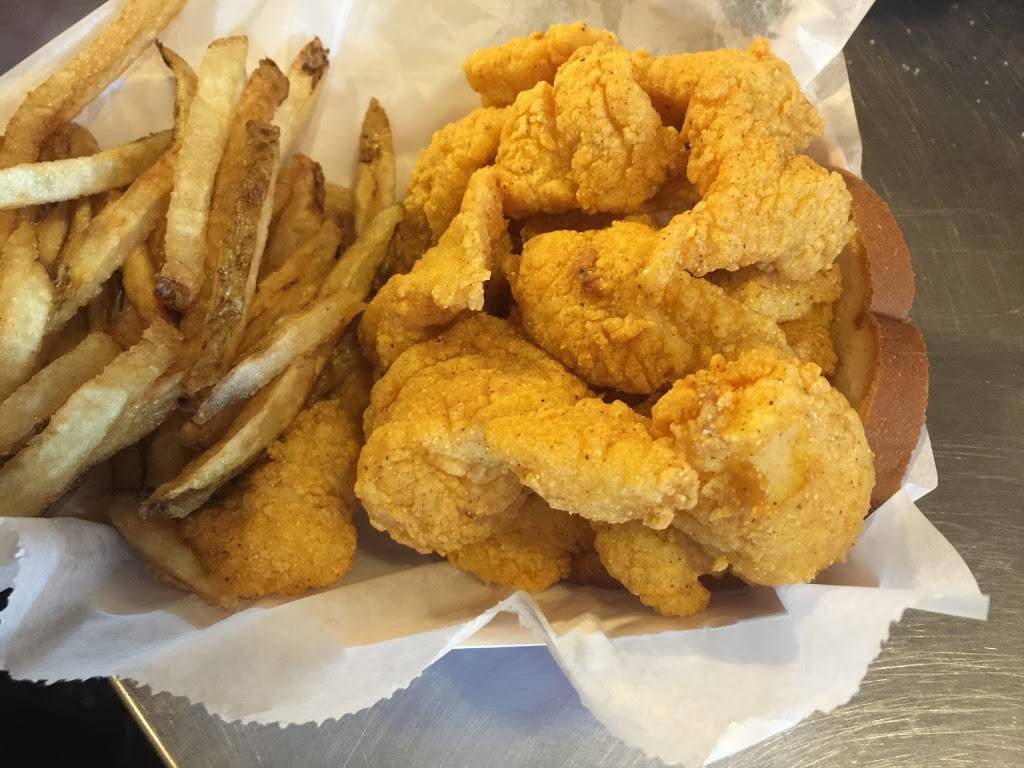 Ms. Ts Southern Fried Chicken | meal takeaway | 3343 N Broadway, Chicago, IL 60657, USA | 7737282500 OR +1 773-728-2500