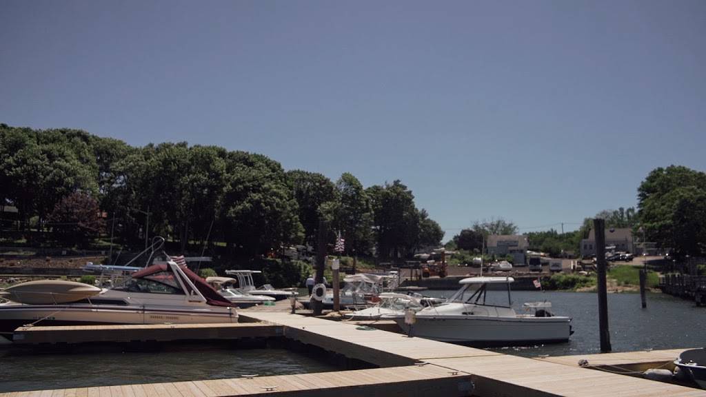 Village Marina | restaurant | 40 Bridgeport Ave, Milford, CT 06460, USA | 2039133105 OR +1 203-913-3105