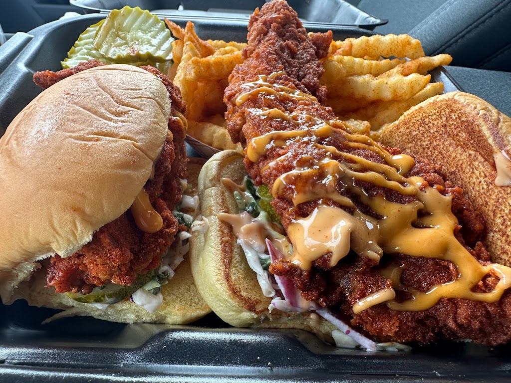 Daves Hot Chicken | restaurant | 1805 Plymouth Rd #104, Minnetonka, MN 55305, USA | 6122306850 OR +1 612-230-6850