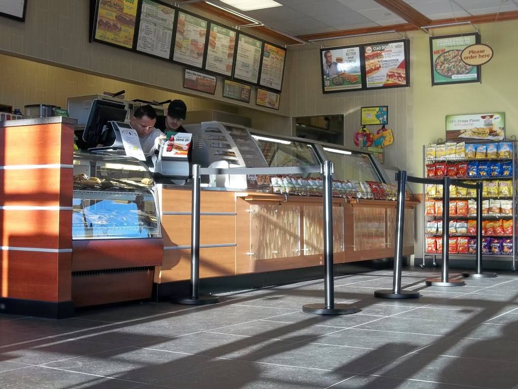Subway Restaurants | restaurant | Nicholls Rd & Long Island Expy Space #5, Holtsville, NY 11742, USA | 6316541462 OR +1 631-654-1462