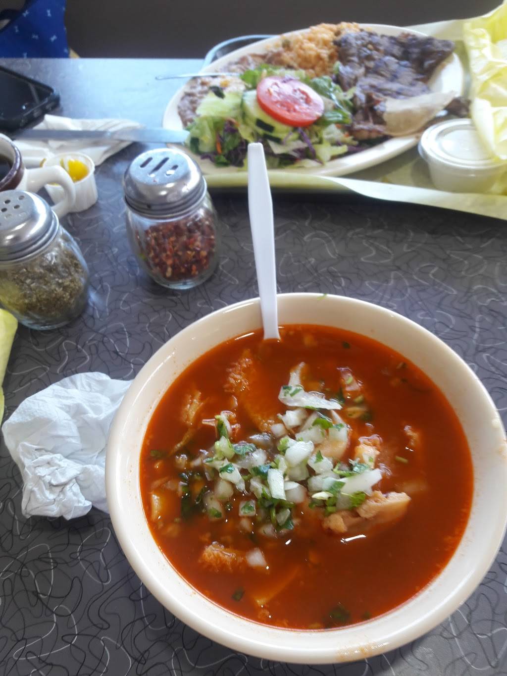 Dinos Burgers | restaurant | 2217 W 1st St, Santa Ana, CA 92703, USA | 7145428927 OR +1 714-542-8927