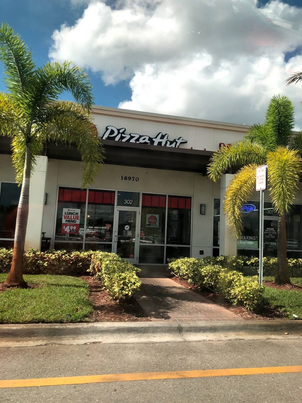 Pizza Hut | meal takeaway | 16970 Alico Mission Way Suite 302, Fort Myers, FL 33908, USA | 2394891577 OR +1 239-489-1577