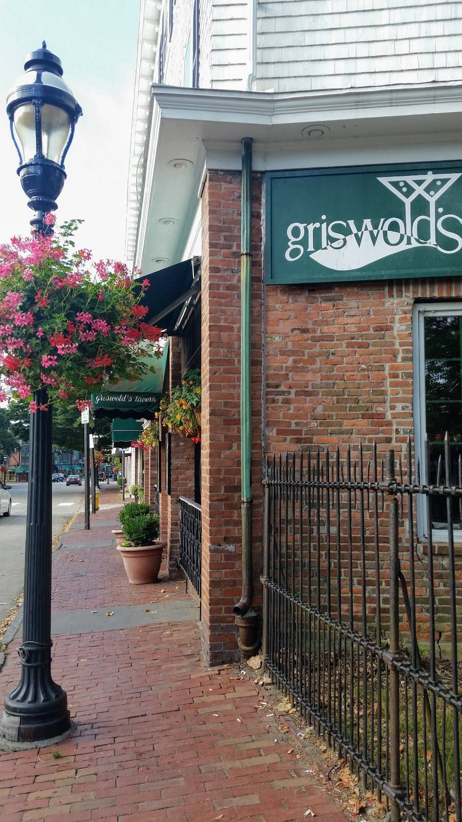 Griswolds Restaurant | restaurant | 103 Bellevue Ave, Newport, RI 02840, USA | 4018464660 OR +1 401-846-4660