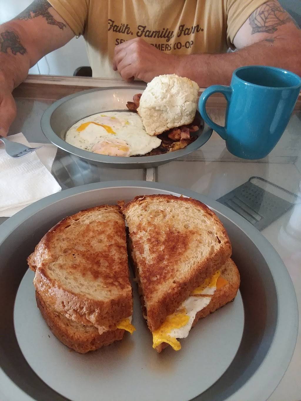 O&W Cafe | restaurant | 125 W 3rd Ave, Oneida, TN 37841, USA | 4235693755 OR +1 423-569-3755