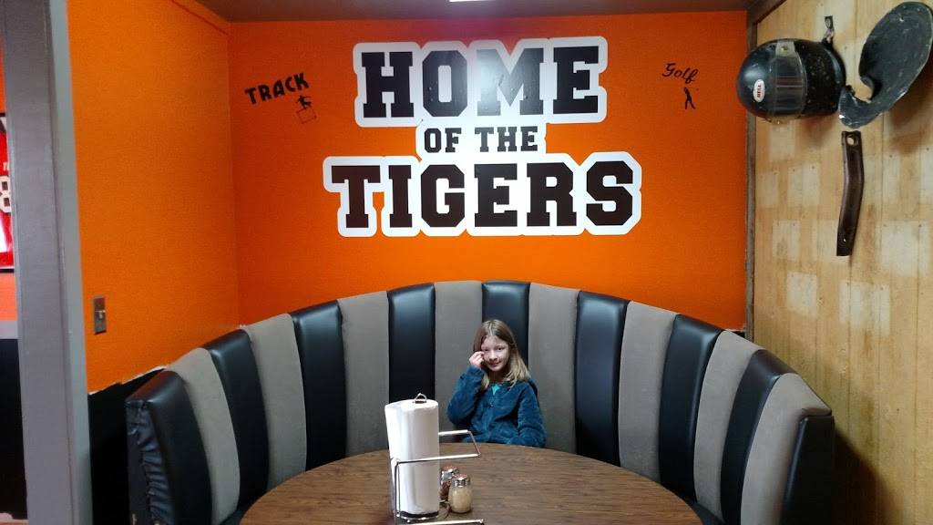 Village Pizza House | restaurant | 28 N Main St, Attica, OH 44807, USA | 4194265600 OR +1 419-426-5600