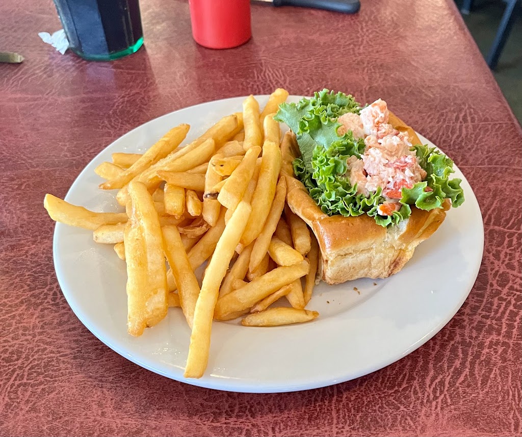 Gillmors Restaurant | restaurant | 236 W Broadway, Lincoln, ME 04457, USA | 2077946565 OR +1 207-794-6565