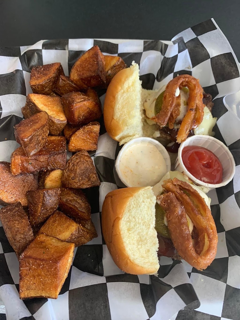 The Hangout Sports Pub | restaurant | 1004 Fortune Rd, Youngsville, LA 70592, USA | 3374503056 OR +1 337-450-3056