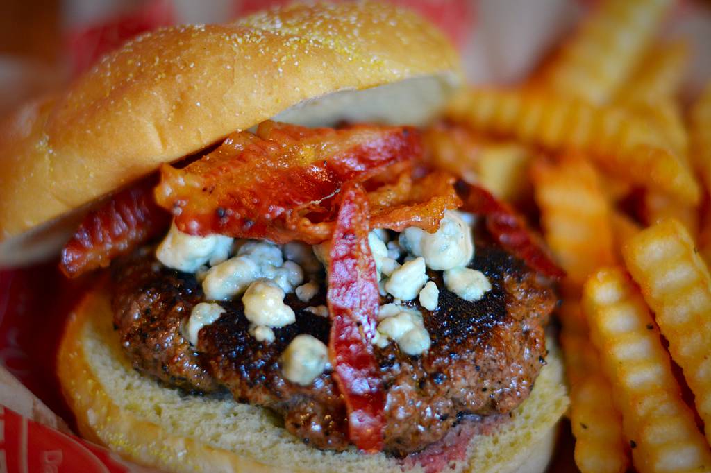 Fat Dogs Grille & Pub | restaurant | 3021 Spring Garden St, Greensboro, NC 27403, USA | 3368561364 OR +1 336-856-1364