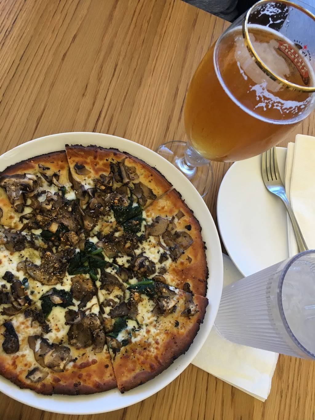 California Pizza Kitchen | restaurant | 18601 Airport Way, Santa Ana, CA 92707, USA | 9492526125 OR +1 949-252-6125