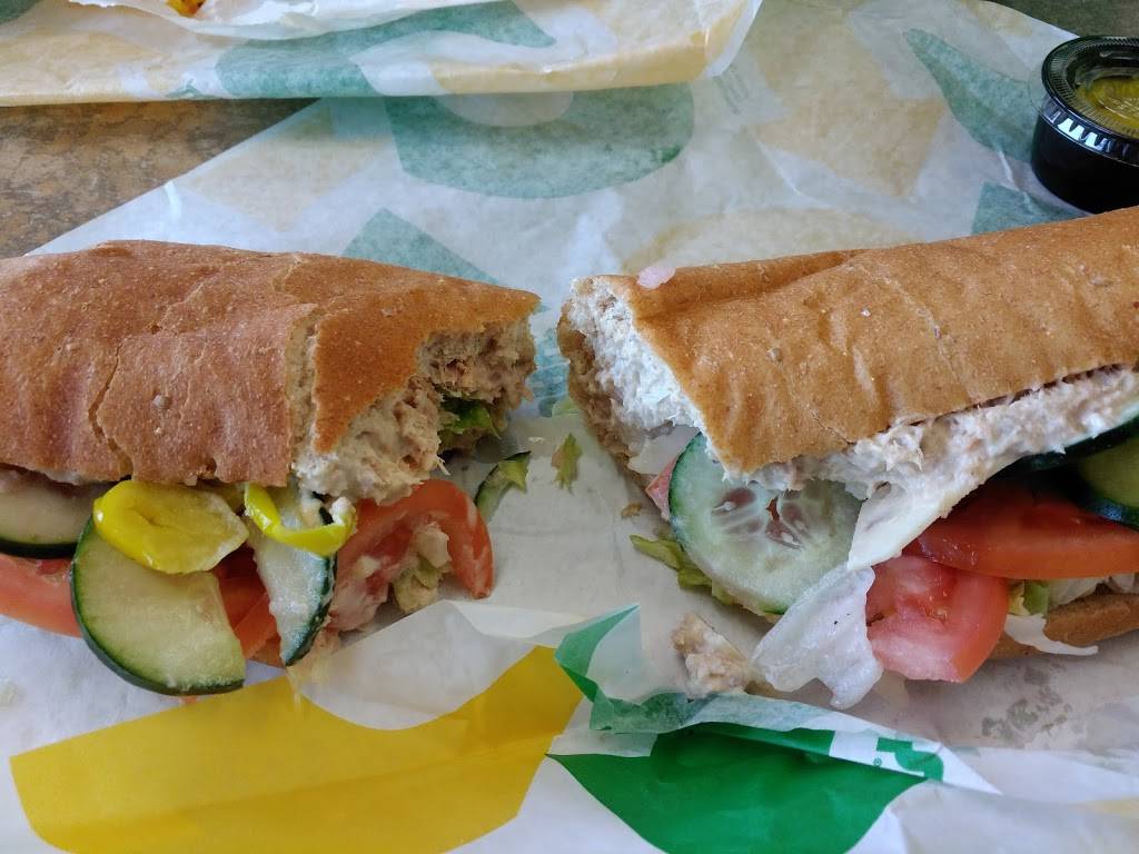 Subway | restaurant | 105 Dix St, Columbus, WI 53925, USA | 9206235453 OR +1 920-623-5453