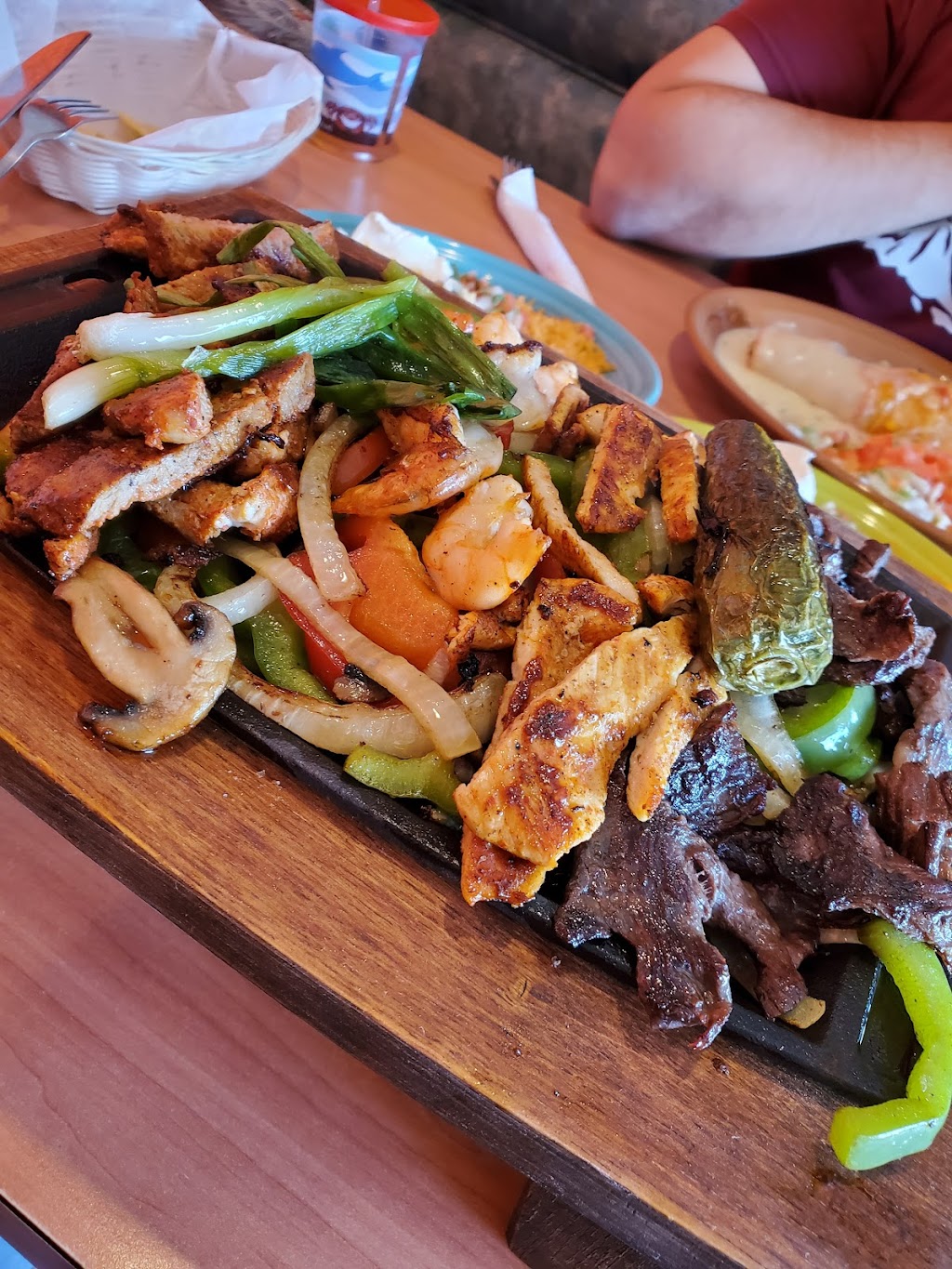 Tres Amigos Family Mexican Restaurant | restaurant | 2414 W Lincolnway, Cheyenne, WY 82001, USA | 3075140868 OR +1 307-514-0868