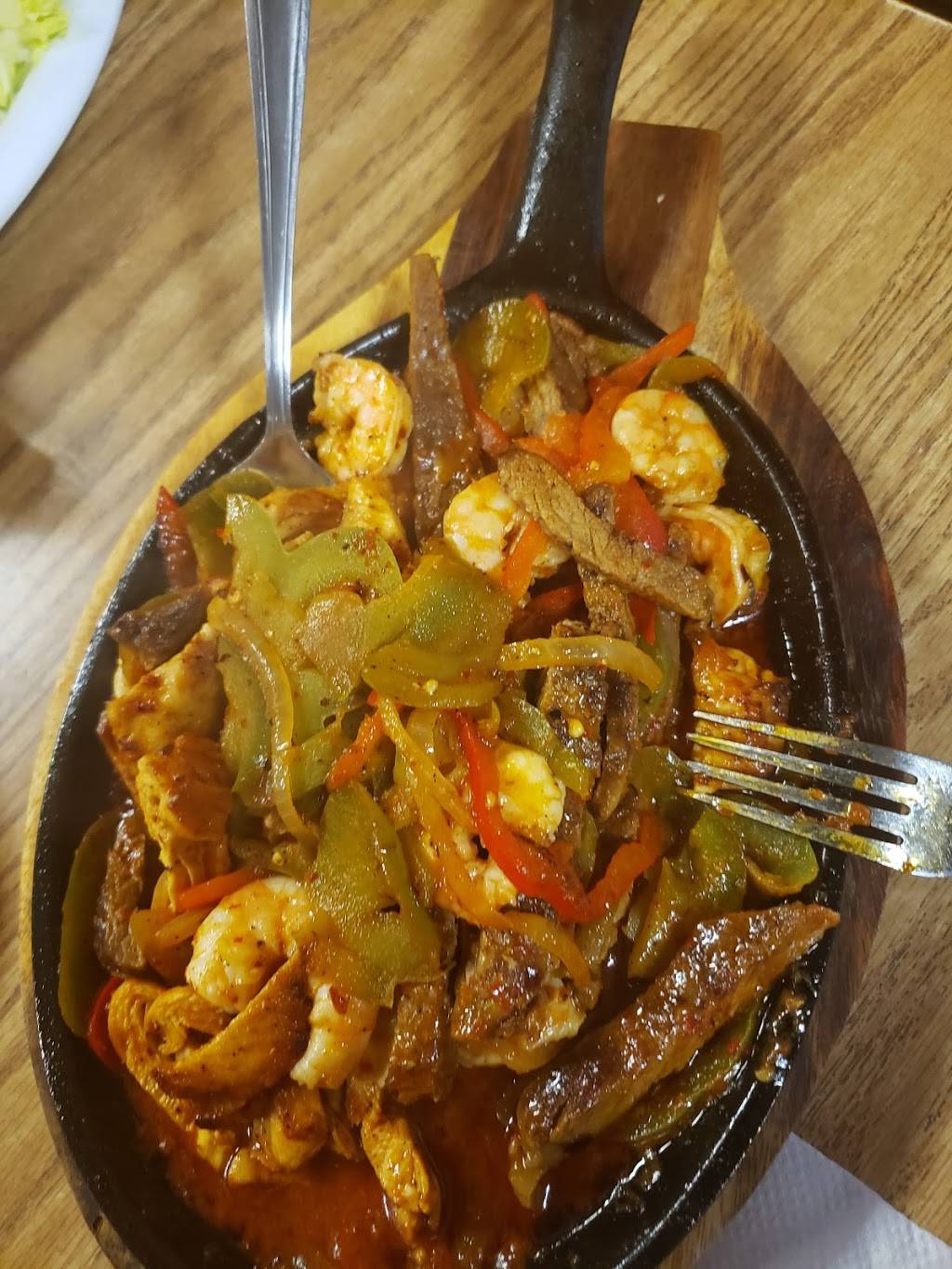 Mariscos Las Cazuelitas | restaurant | 300 Oak St, Bakersfield, CA 93304, USA | 6613246142 OR +1 661-324-6142