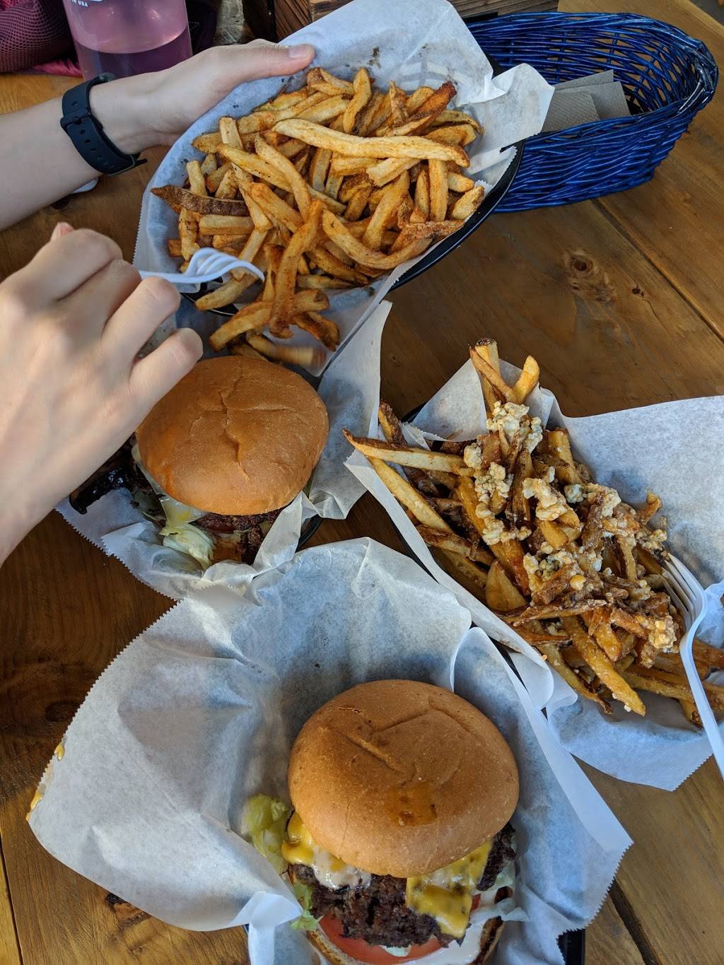 Wilson’s Dogs | restaurant | 1141 N Ashland Ave, Chicago, IL 60622, USA | 7737998373 OR +1 773-799-8373