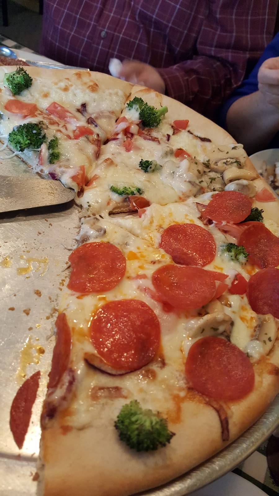 Vinnys Italian Grill | restaurant | 241 Connor Dr #1, Charlottesville, VA 22911, USA | 4349734055 OR +1 434-973-4055