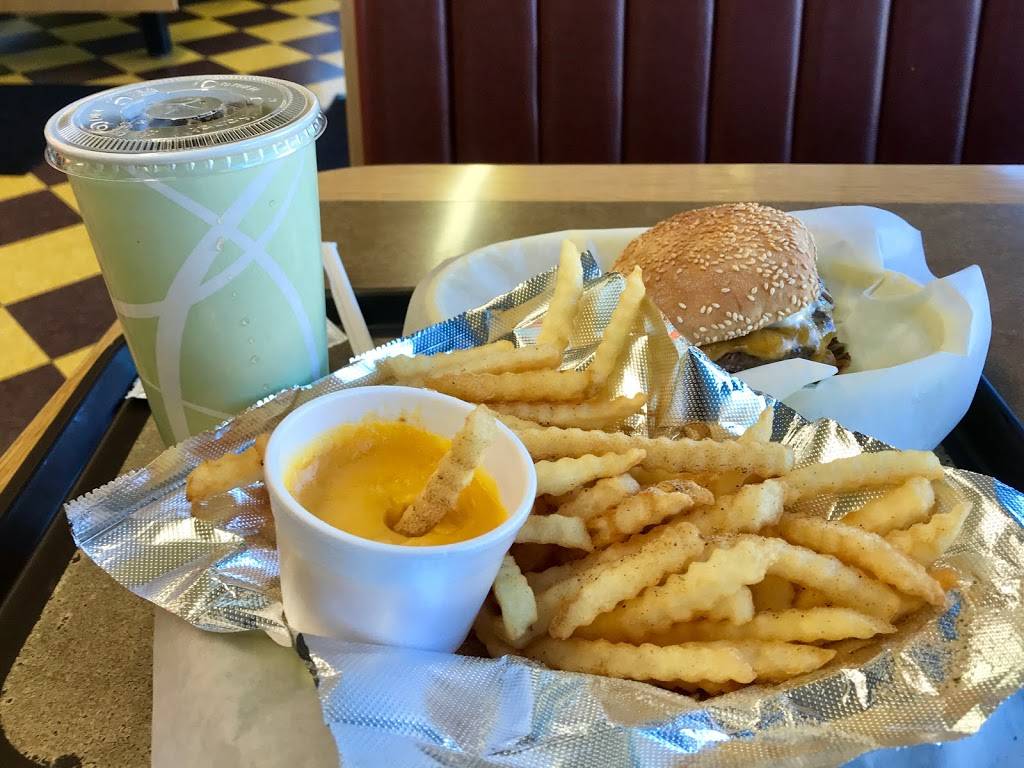 Giant Drive In | restaurant | 15840 Boones Ferry Rd, Lake Oswego, OR 97035, USA | 5036360255 OR +1 503-636-0255