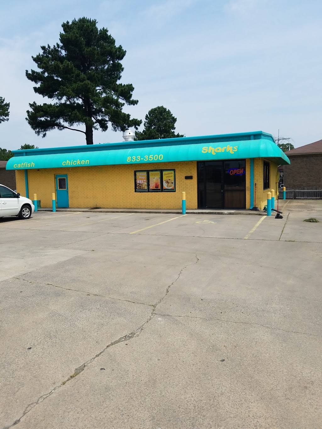 Shark’s Fish & Chicken | restaurant | 4207 E Kiehl Ave, Sherwood, AR 72120, USA | 5018333500 OR +1 501-833-3500