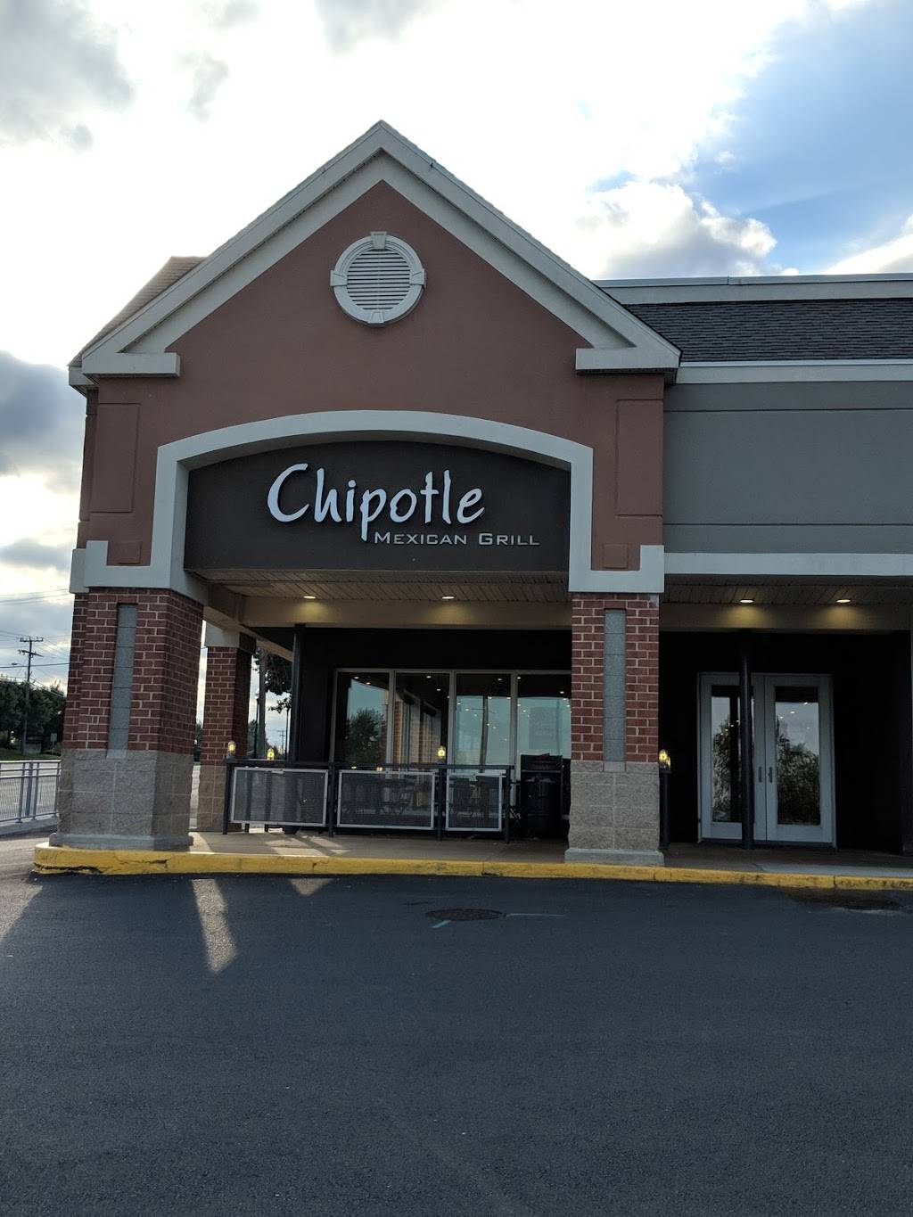 Chipotle Mexican Grill | restaurant | 11062 Lee Hwy, Fairfax, VA 22030, USA | 7039347099 OR +1 703-934-7099