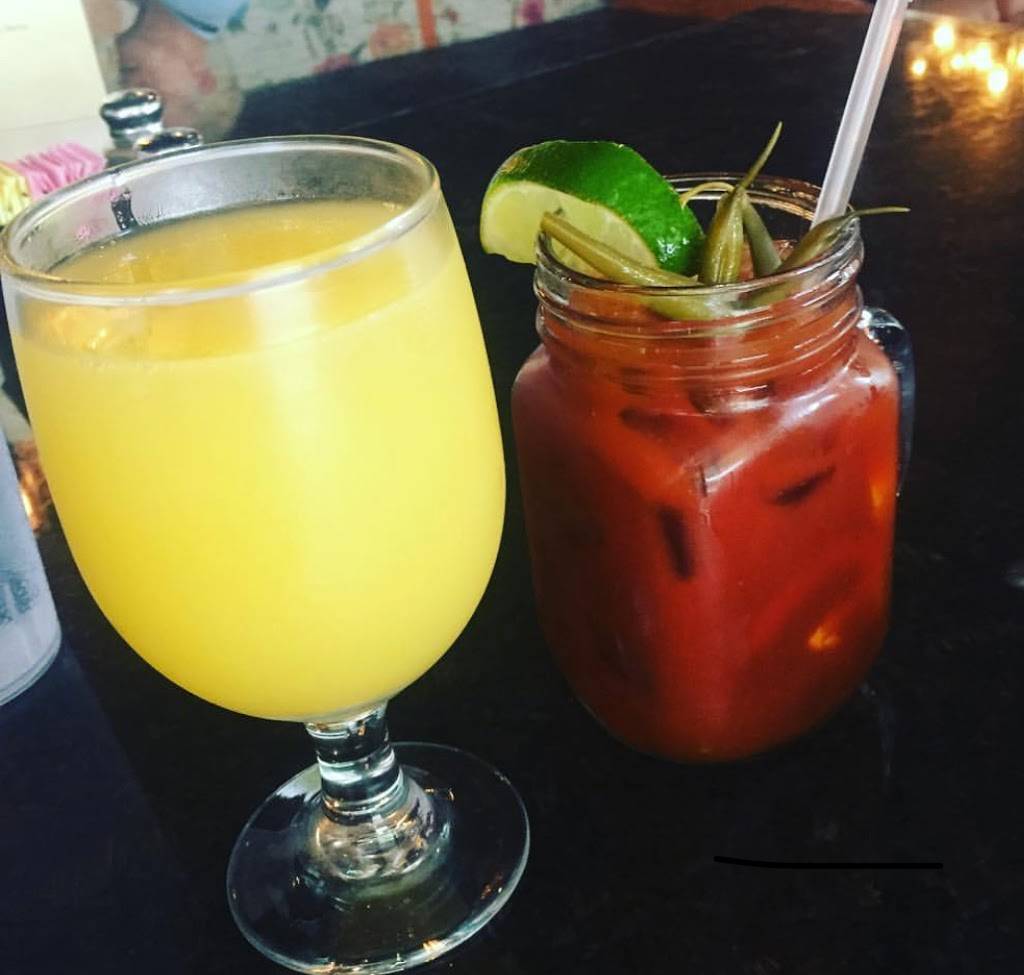 Two Chicks Café - CBD | restaurant | 920 Gravier St, New Orleans, LA 70112, USA | 5042187400 OR +1 504-218-7400