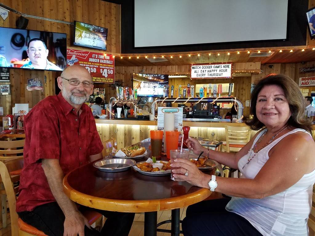 Hooters | restaurant | 600 N 1st St, Burbank, CA 91502, USA | 8188489464 OR +1 818-848-9464