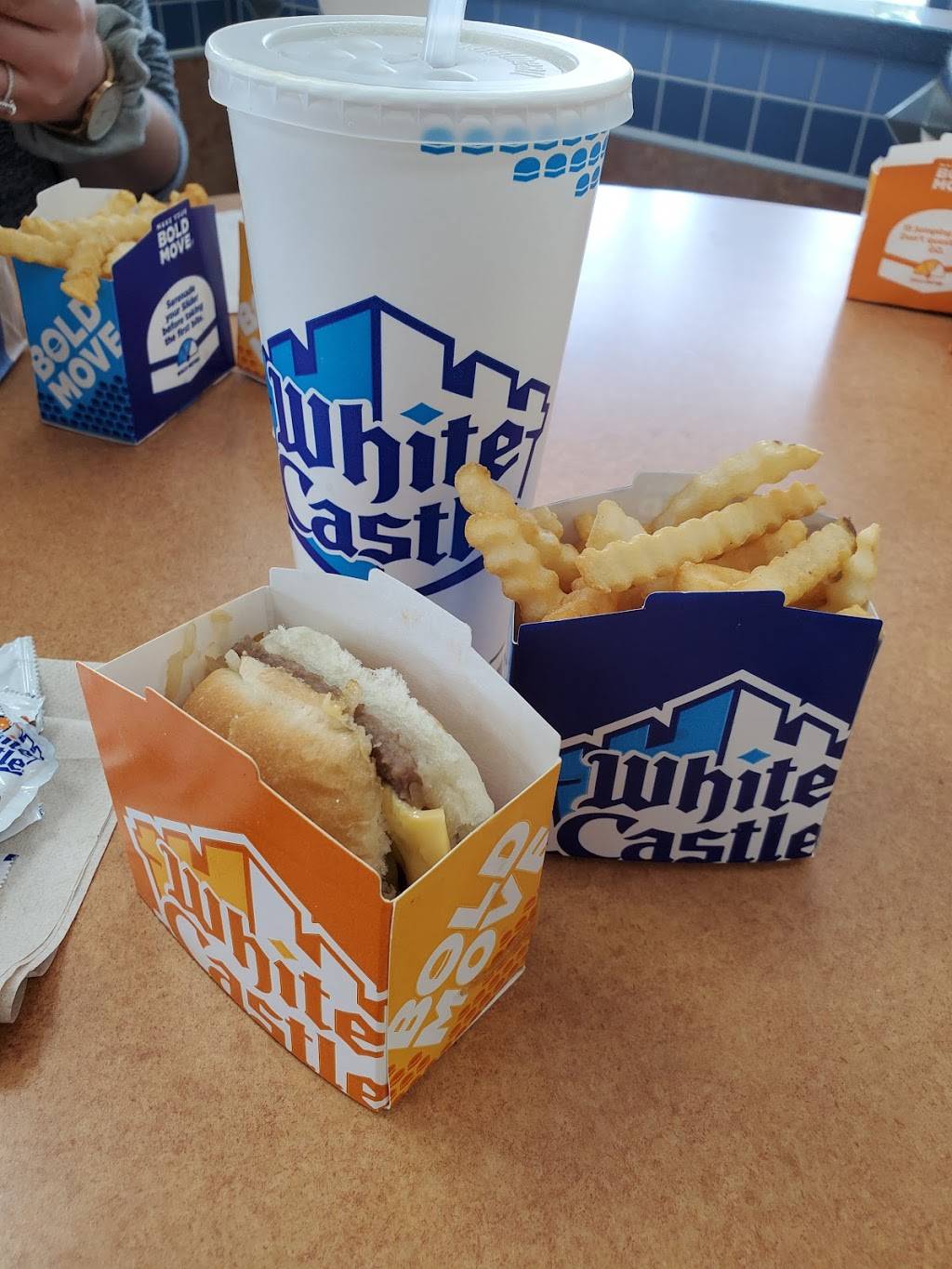 White Castle | restaurant | 105 E Market St, Louisville, KY 40202, USA | 5025841529 OR +1 502-584-1529
