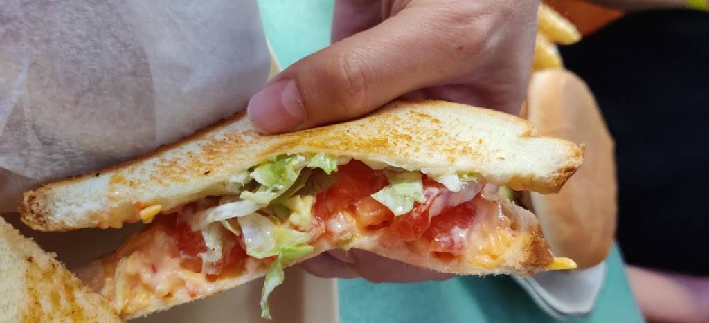 Johnnies Drive In | restaurant | 908 E Main St, Tupelo, MS 38804, USA | 6628426748 OR +1 662-842-6748