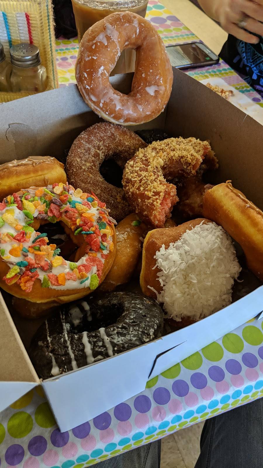 Beach Donut Shop | bakery | 344 E Main St, Clinton, CT 06413, USA | 8606645058 OR +1 860-664-5058