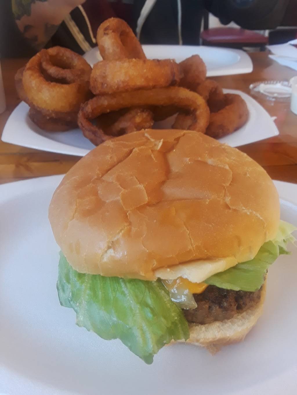 Mutzies | restaurant | 1200 Country Club Rd, Lincolnton, NC 28092, USA | 7042404592 OR +1 704-240-4592