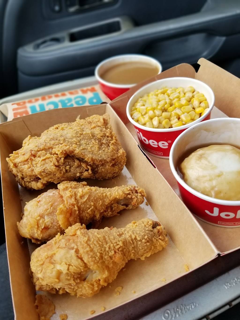 Jollibee Mississauga | restaurant | 800 Boyer Blvd, Mississauga, ON L5V 2Y1, Canada | 2892034555 OR +1 289-203-4555