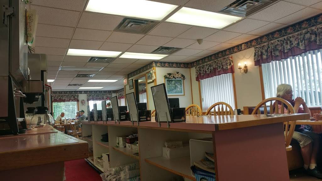 Lindas Corner Diner | restaurant | 1173 Auburn Rd, Locke, NY 13092, USA | 6075339810 OR +1 607-533-9810