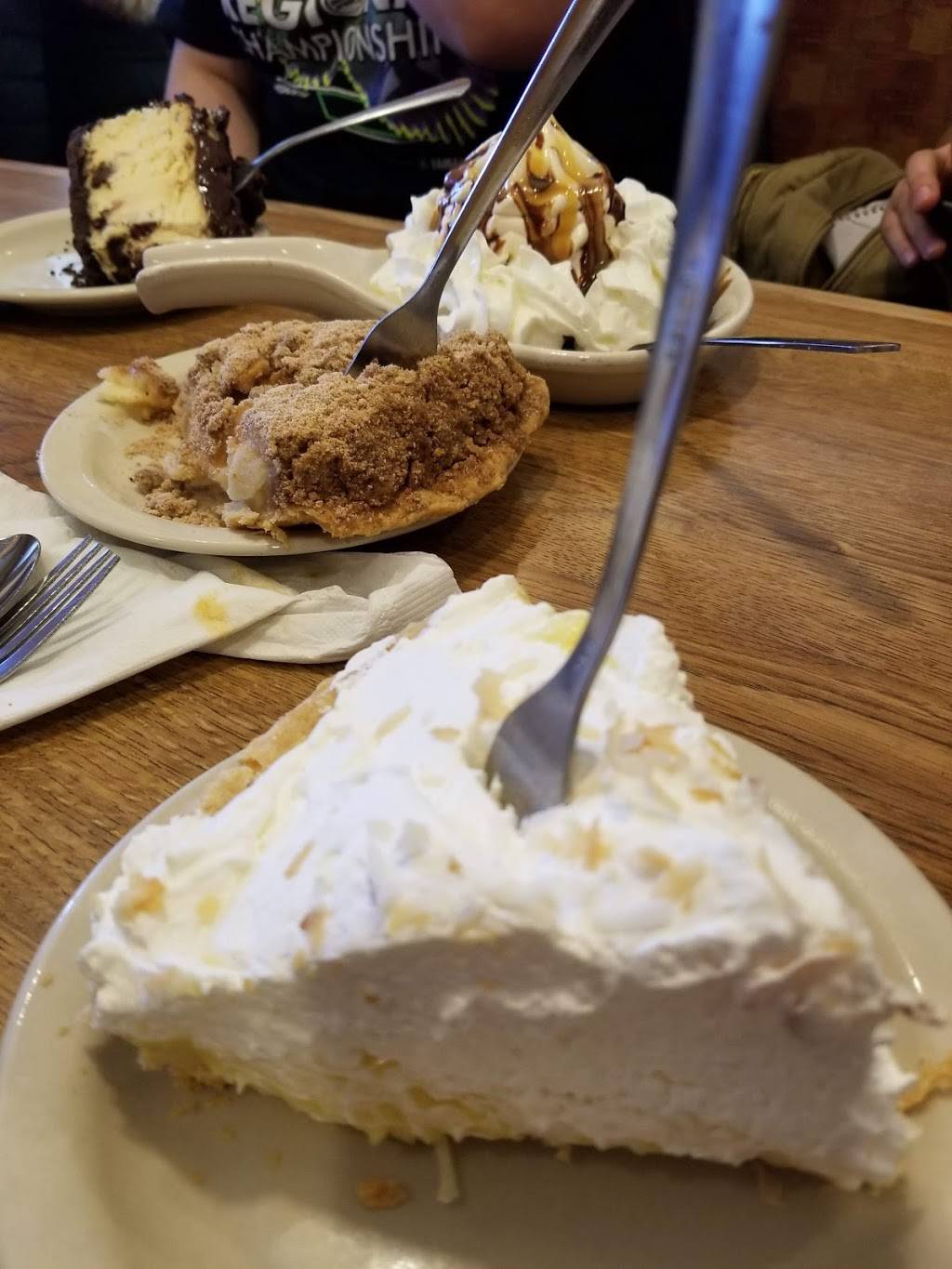 Busy Corner | restaurant | 302 Eureka St, Goodfield, IL 61742, USA | 3099652361 OR +1 309-965-2361