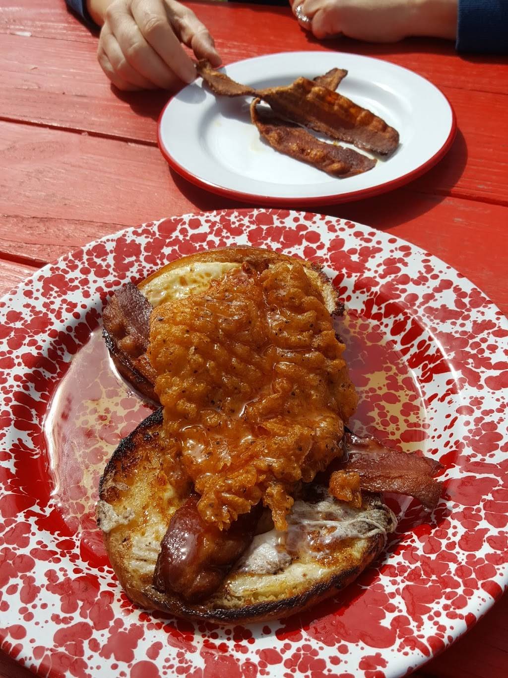 HenDough Chicken & Donuts | restaurant | 532 Kanuga Rd, Hendersonville, NC 28739, USA | 8285952885 OR +1 828-595-2885