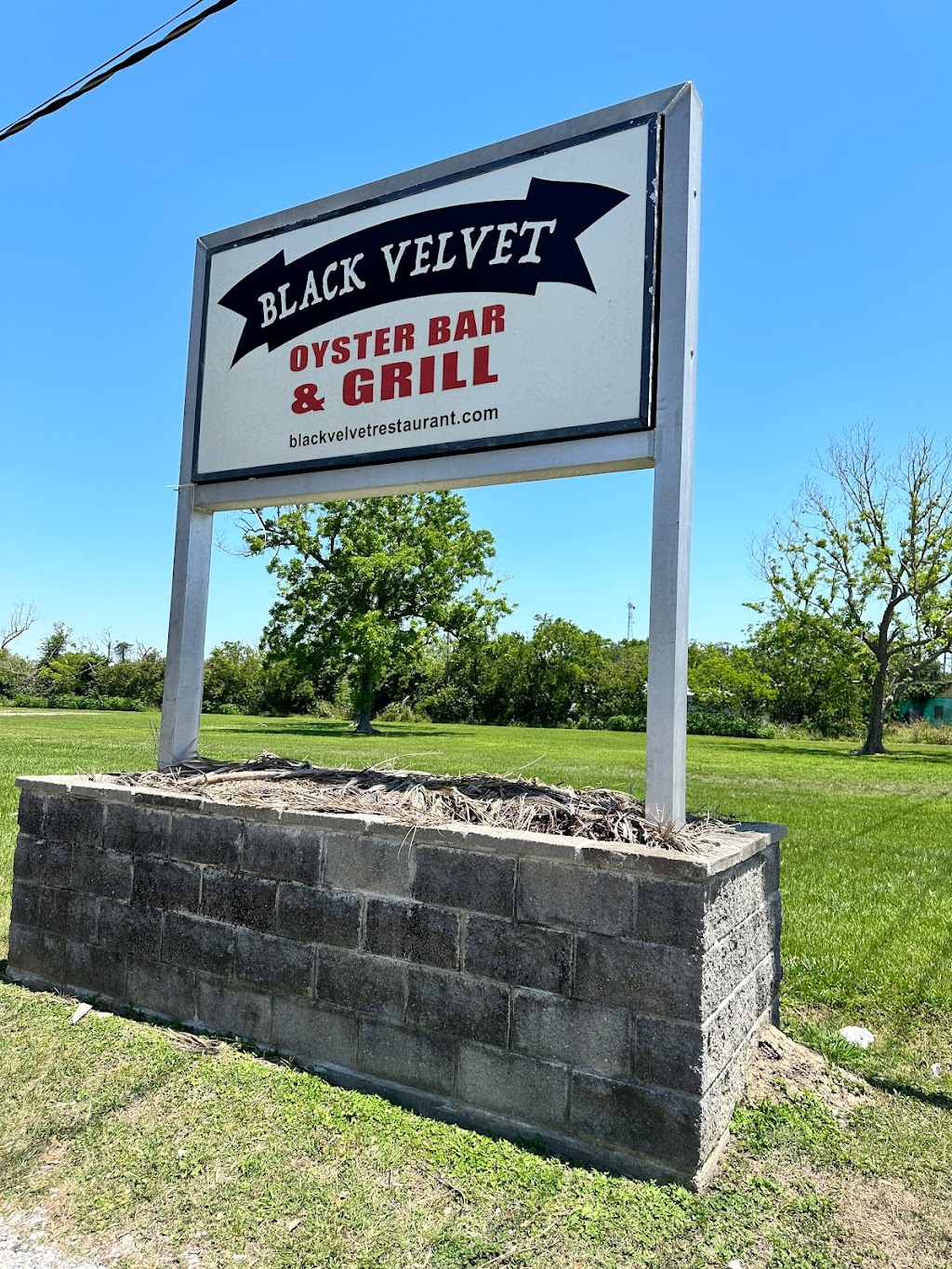 Black Velvet Oyster Bar & Grill | restaurant | 105 Everard Ln, Buras, LA 70041, USA | 5046579990 OR +1 504-657-9990