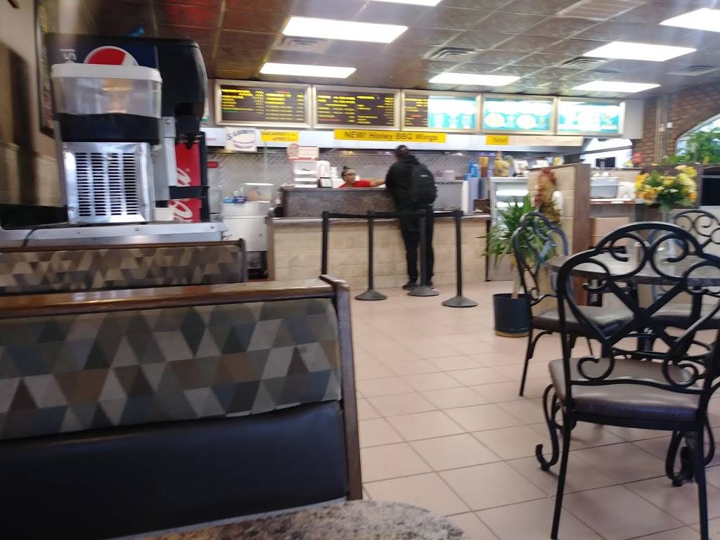 Chicken Delight | meal takeaway | 476 Maple Ave, Westbury, NY 11590, USA | 5163342220 OR +1 516-334-2220