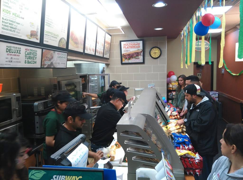 Subway Restaurants | restaurant | 3952 N Sheridan Rd, Chicago, IL 60613, USA | 7736986962 OR +1 773-698-6962