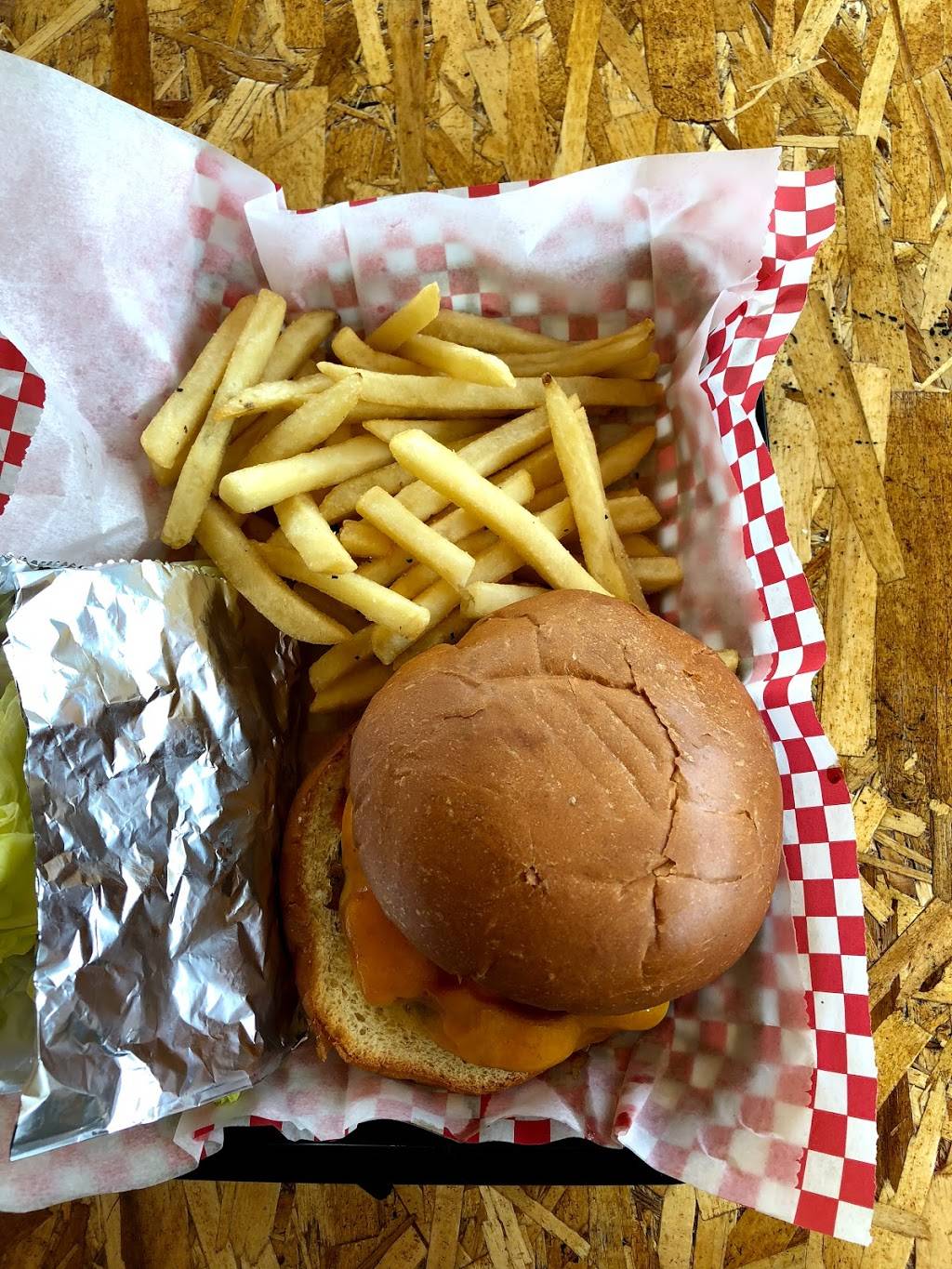 Big Sky Burger | restaurant | 1958 S Garrison St, Lakewood, CO 80227, USA | 3037635012 OR +1 303-763-5012