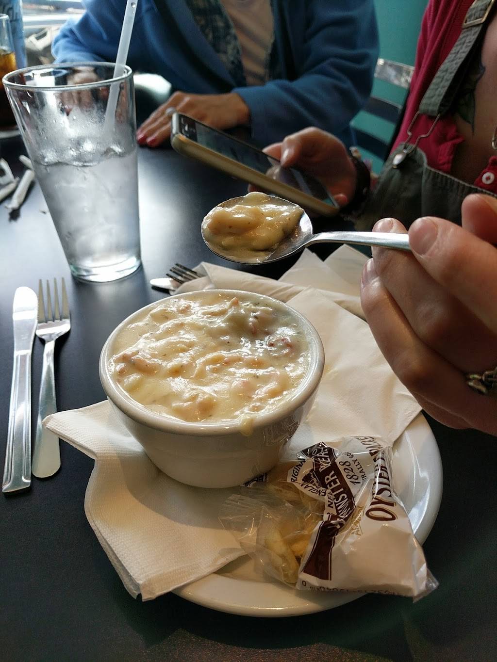 The Crabby Oyster | restaurant | 150 Broadway St, Seaside, OR 97138, USA | 5037386300 OR +1 503-738-6300