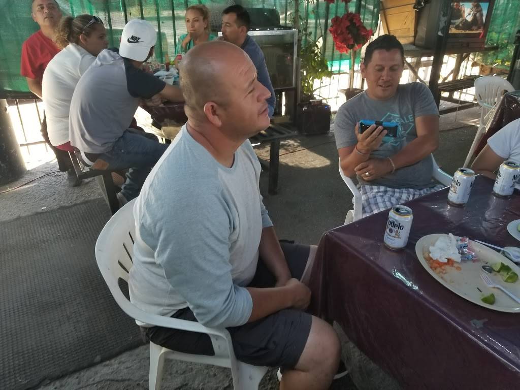 Mariscos El Pariente | restaurant | 11125 S Main St, Los Angeles, CA 90061, USA | 3232420993 OR +1 323-242-0993