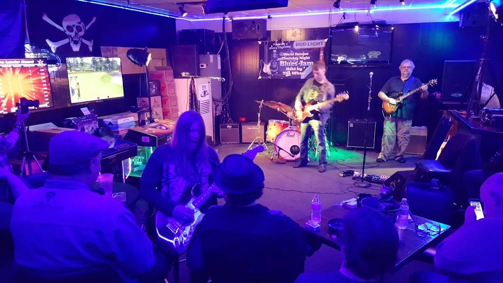 The Wheel Bar And Lounge | restaurant | 534 SE Broad St, Murfreesboro, TN 37130, USA | 6152952862 OR +1 615-295-2862