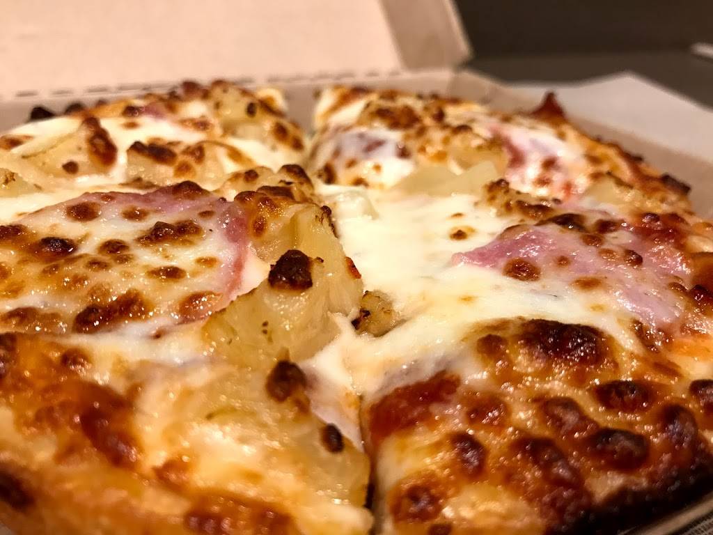 Pizza Hut | restaurant | 3555 S 27th St, Milwaukee, WI 53221, USA | 4143833633 OR +1 414-383-3633