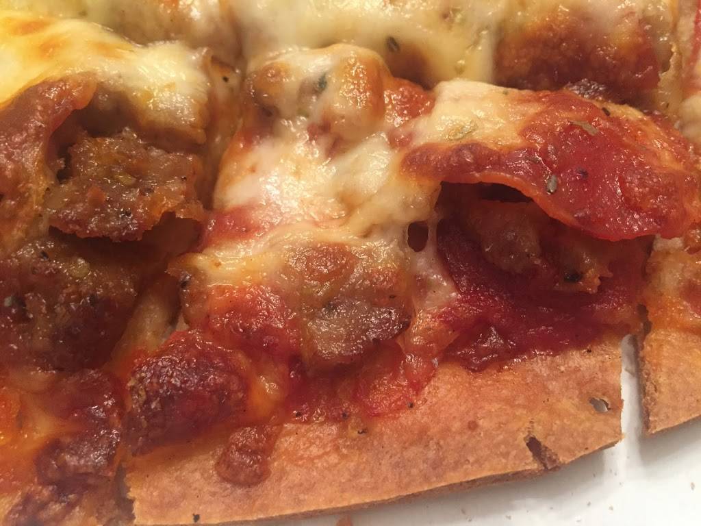 TOP HAT PIZZA | restaurant | 1509 15th St, Moline, IL 61265, USA | 3097979177 OR +1 309-797-9177