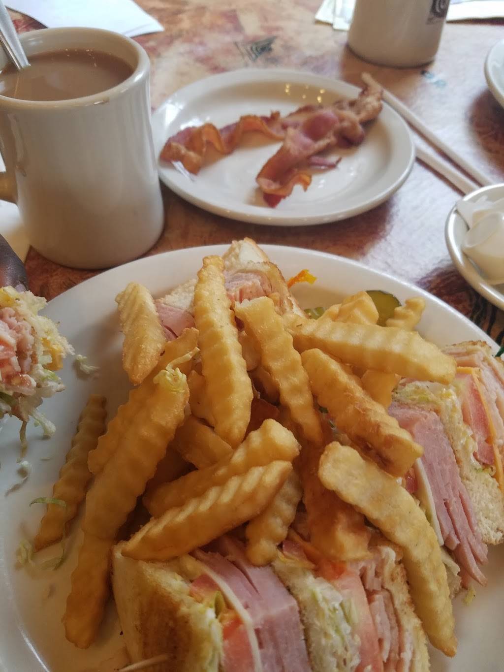 Samis Cafe | restaurant | 9700 Kingston Pike # 5, Knoxville, TN 37922, USA | 8655317900 OR +1 865-531-7900