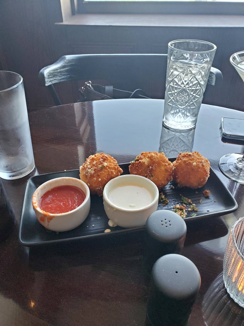 Dodies Dockside | restaurant | 301 Broadway Ave, Lorain, OH 44052, USA | 4407427209 OR +1 440-742-7209